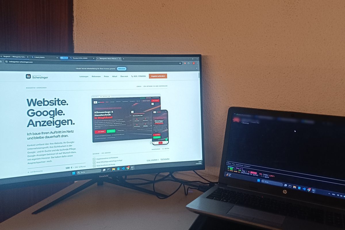 Mein Schreibtisch in Lübeck: Monitor mit dieser Website und Laptop mit Terminal