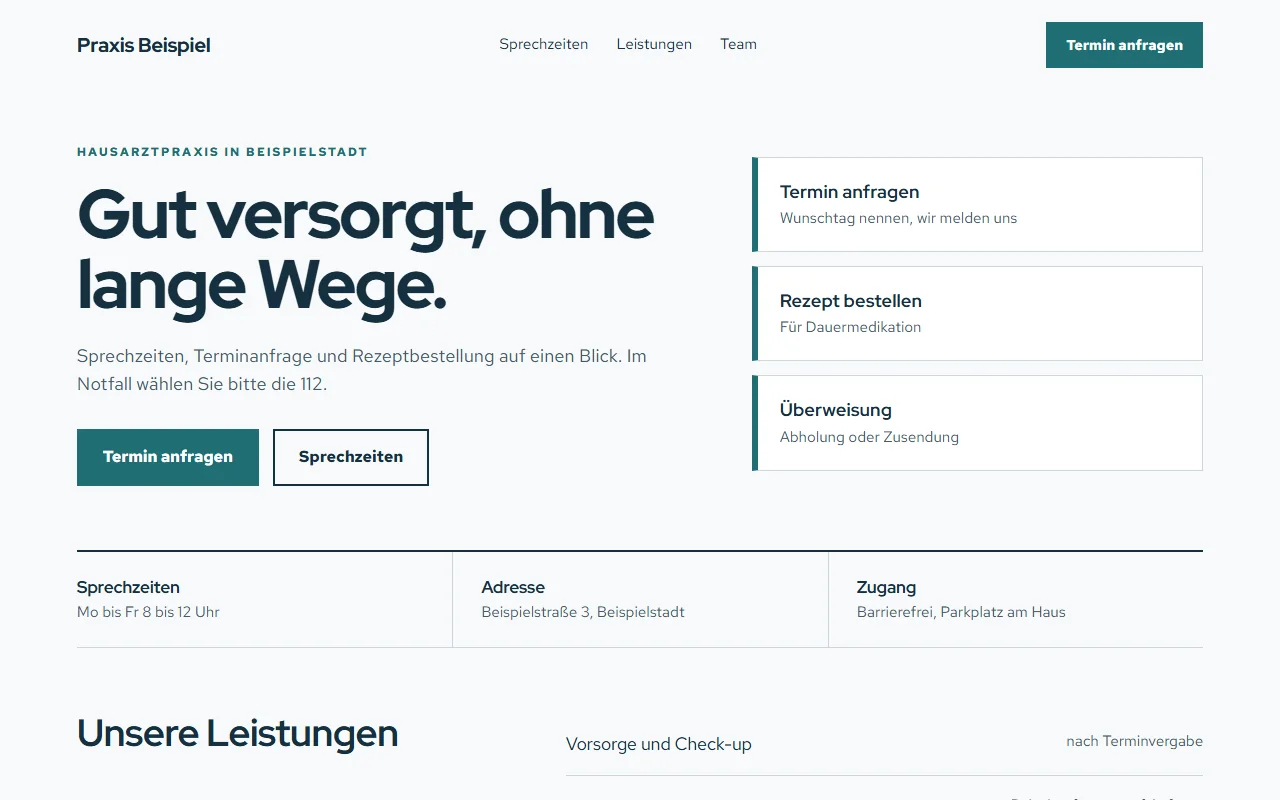 Entwurf einer Startseite für eine Hausarztpraxis: Überschrift, Knopf „Termin anfragen“ und drei Schnellzugriffe für Termin, Rezept und Überweisung. Fiktiver Name „Praxis Beispiel“.