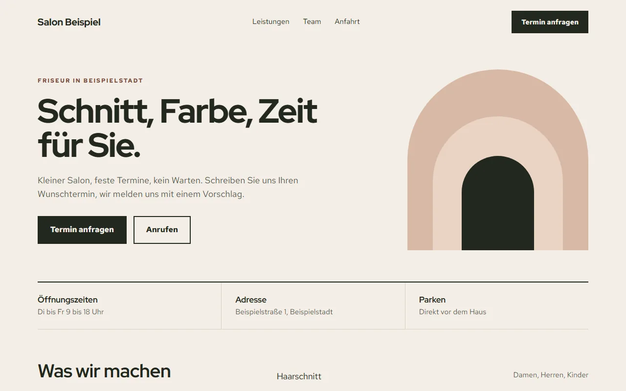 Entwurf einer Startseite für einen Friseursalon: Überschrift, Knopf „Termin anfragen“, Öffnungszeiten, Adresse und eine Fläche in warmen Farben. Fiktiver Name „Salon Beispiel“.