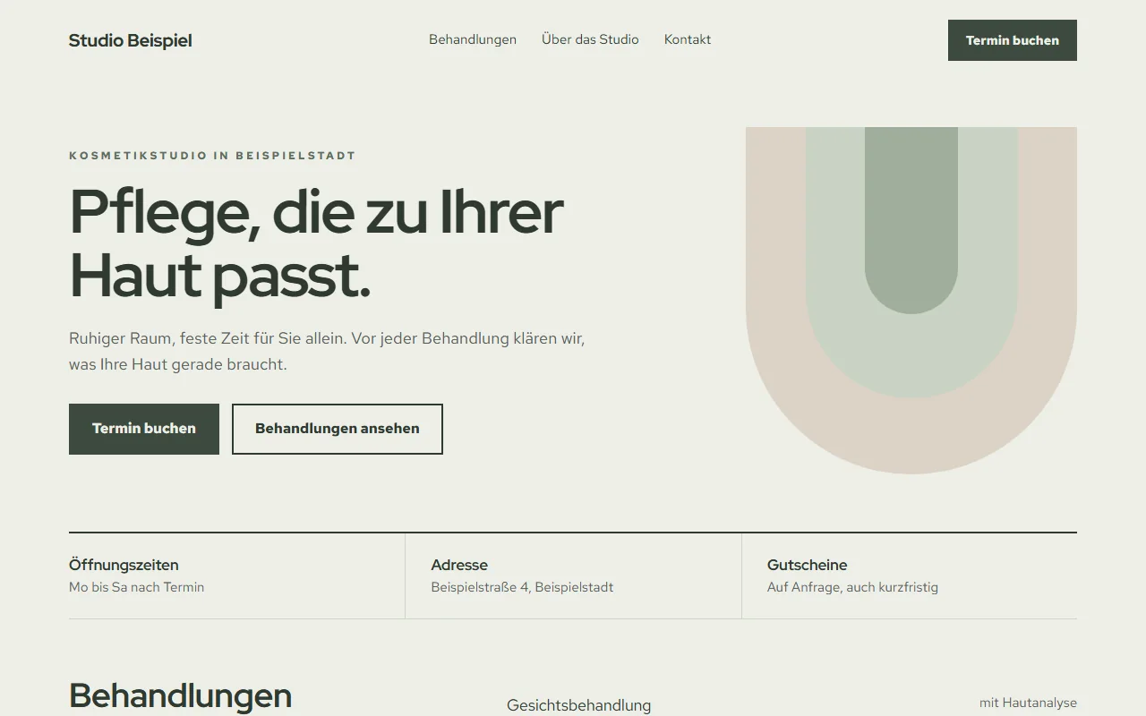 Entwurf einer Startseite für ein Kosmetikstudio in hellem Grün: Überschrift, Knopf „Termin buchen“, Öffnungszeiten und eine ruhige Bogenfläche. Fiktiver Name „Studio Beispiel“.